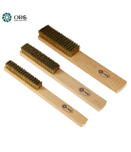 Escobilla manual de bronce premium ORO® con mango de madera