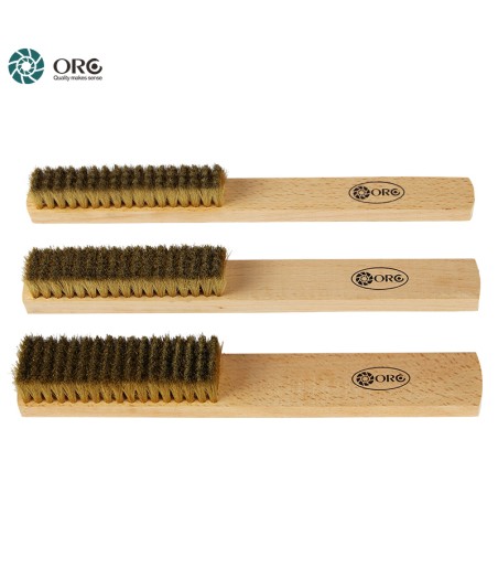 Escobilla manual de bronce premium ORO® con mango de madera
